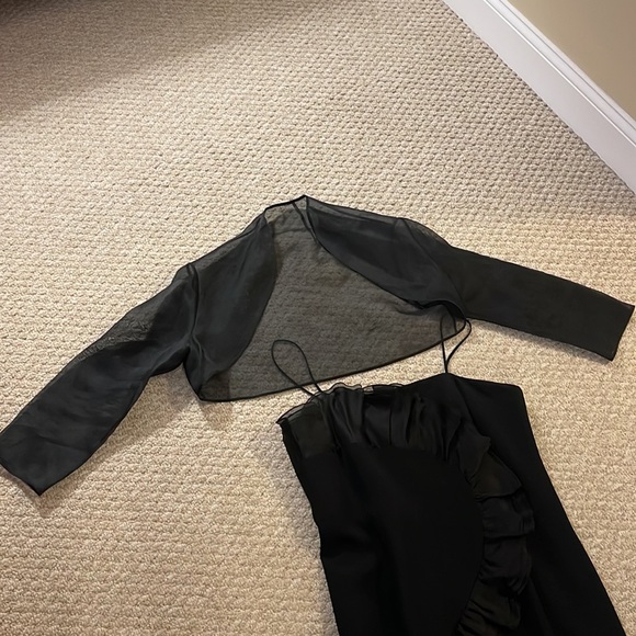 Black gown - Picture 4 of 4